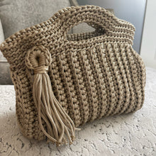 Load image into Gallery viewer, Petit sac à main crocheté couleur taupe
