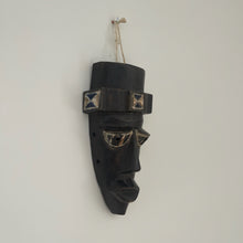 Laden Sie das Bild in den Galerie-Viewer, Masque Baoulé en bois
