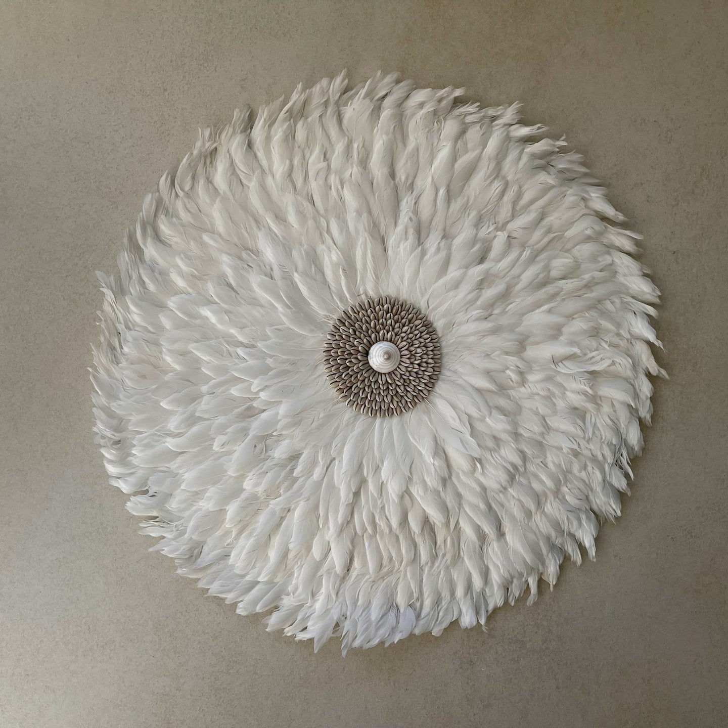 Juju Hat plat blanc décoré de cauris et coquillage