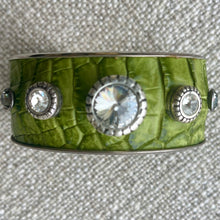 Load image into Gallery viewer, Bracelet en argent et croco vert
